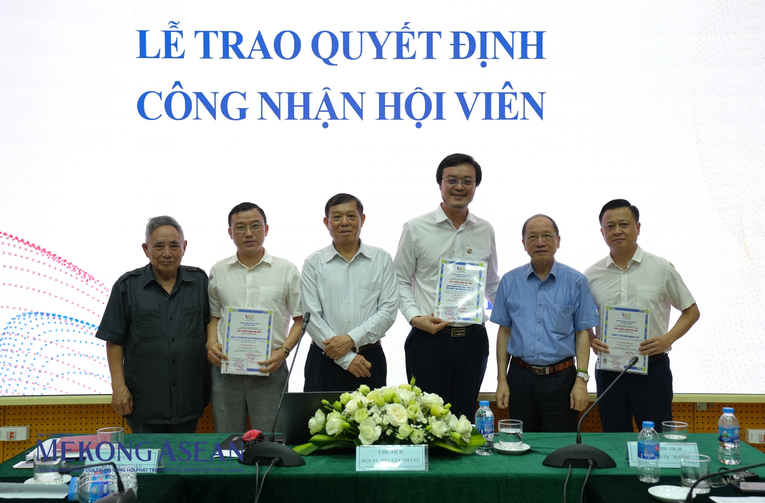 C&aacute;c đơn vị được trao chứng nhận hội vi&ecirc;n. Ảnh: Thảo Ng&acirc;n.