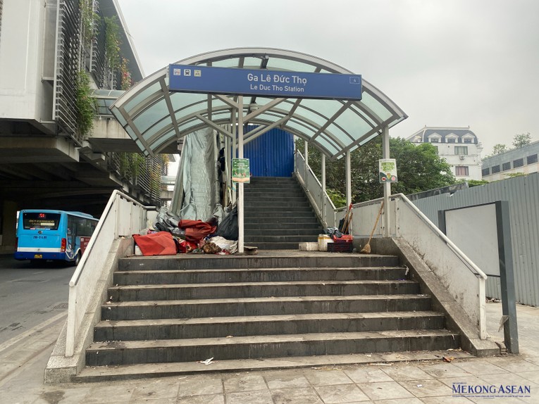 Khu vực lối l&ecirc;n nh&agrave; ga L&ecirc; Đức Thọ (phường Mai Dịch, Cầu Giấy), r&aacute;c thải sinh hoạt, phế liệu chất chồng, phần mặt s&agrave;n ố, c&aacute;u bẩn, bốc m&ugrave;i h&ocirc;i thối. Ảnh: H&agrave; Anh - 555win Login.