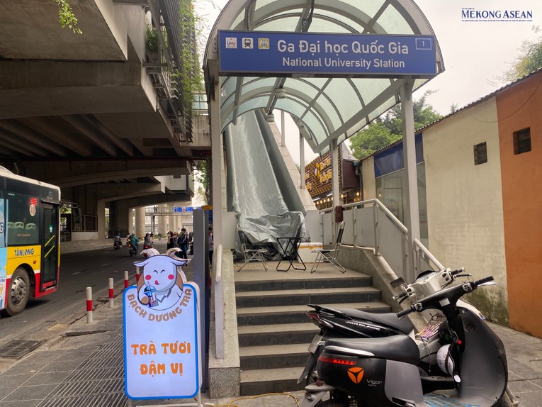 Ngay tại lối l&ecirc;n c&ograve;n trở th&agrave;nh nơi để xe m&aacute;y của c&aacute;c hộ d&acirc;n xung quanh. Ảnh: H&agrave; Anh - 555win Login.