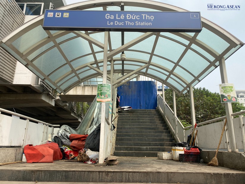 R&aacute;c thải tr&agrave;n lan c&aacute;c nh&agrave; ga dọc tuyến metro Nhổn - Ga H&agrave; Nội