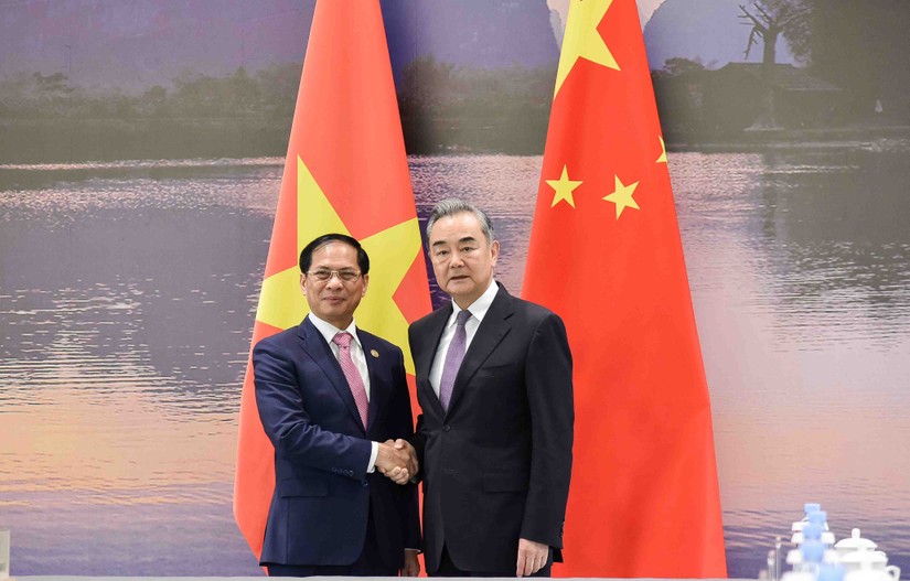 Bộ trưởng Ngoại giao B&ugrave;i Thanh Sơn v&agrave; Bộ trưởng Ngoại giao Trung Quốc Vương Nghị. Ảnh: BNG