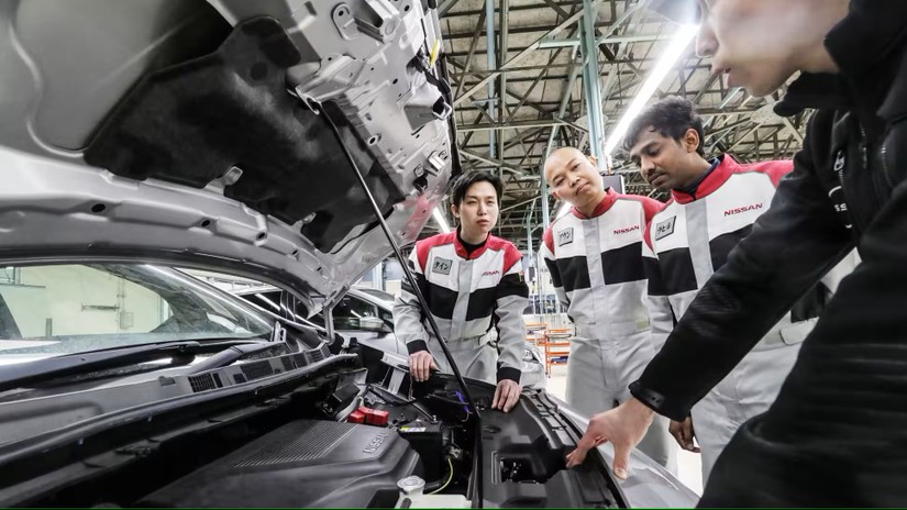 C&aacute;c sinh vi&ecirc;n tại trường Cao đẳng Kỹ thuật &Ocirc; t&ocirc; Nissan ở Yokohama, Nhật Bản. Ảnh: Nikkei Asia