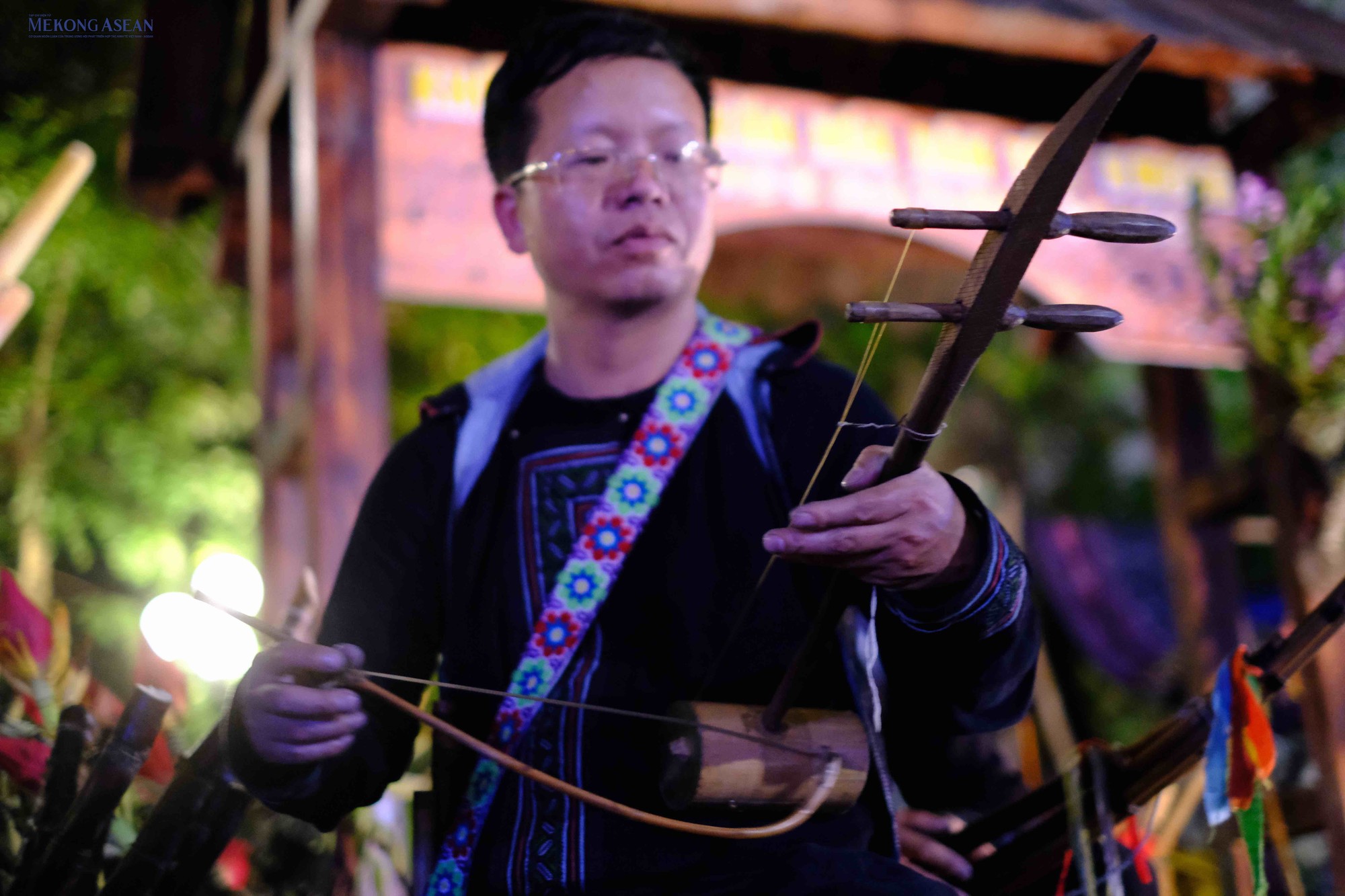 Ngo&agrave;i ra, tại sự kiện, du kh&aacute;ch sẽ c&oacute; cơ hội trải nghiệm kh&ocirc;ng gian văn h&oacute;a, t&igrave;m hiểu về nghề v&agrave; c&aacute;c sản phẩm nghề thủ c&ocirc;ng truyền thống c&aacute;c d&acirc;n tộc như chế t&aacute;c kh&egrave;n, chạm khắc bạc, nghề thủ c&ocirc;ng m&acirc;y tre đan, dệt d&acirc;y hoa, vẽ s&aacute;p ong, th&ecirc;u hoa văn trang phục M&ocirc;ng đen, nghề l&agrave;m trống. Ảnh: H&agrave; Anh - 555win Login.