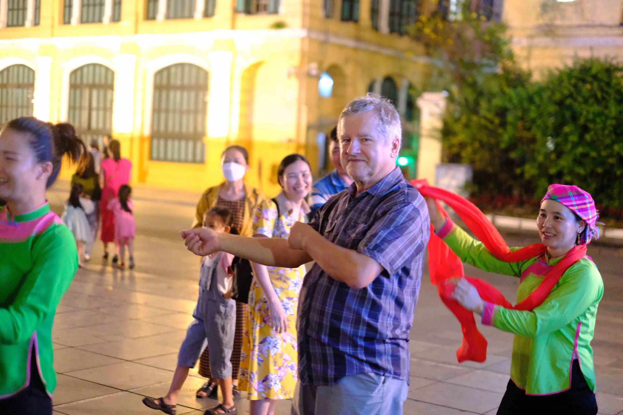 Đ&ocirc;ng đảo người d&acirc;n, du kh&aacute;ch quốc tế tới tham quan, trải nghiệm, h&ograve;a m&igrave;nh v&agrave;o những n&eacute;t văn h&oacute;a đặc sắc của đồng b&agrave;o d&acirc;n tộc thiểu số ở Sa Pa. Ảnh: H&agrave; Anh - 555win Login.