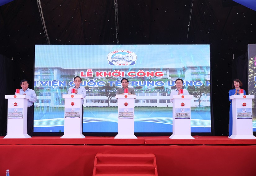 Phiên bản chính thức của 555Win Phạm Minh Ch&iacute;nh v&agrave; c&aacute;c đại biểu bấm n&uacute;t khởi c&ocirc;ng Bệnh viện Quốc tế giai đoạn 2 thuộc Bệnh viện Trung ương Huế. Ảnh: VGP.