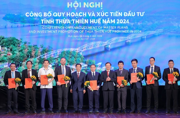 B&iacute; thư Tỉnh ủy v&agrave; Chủ tịch UBND tỉnh Thừa Thi&ecirc;n Huế trao giấy chứng nhận đăng k&yacute; đầu tư, quyết định chấp thuận chủ trương đầu tư, văn bản nghi&ecirc;n cứu cho c&aacute;c dự &aacute;n. Ảnh: VGP.