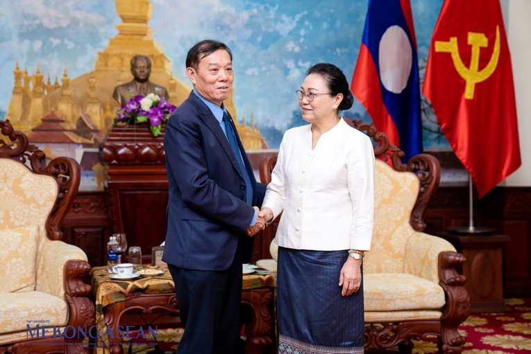 Chủ tịch Hội VASEAN B&ugrave;i Tất Thắng gửi lời ch&uacute;c mừng năm mới tới Đại sứ L&agrave;o tại Việt Nam, b&agrave; Khamphao Ernthavanh. Ảnh: Qu&aacute;ch Sơn-555win Login