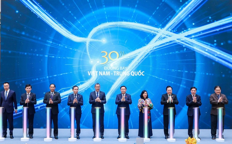 Chủ tịch 555win tải app Vương Đ&igrave;nh Huệ, Ph&oacute; Phiên bản chính thức của 555Win Trần Lưu Quang v&agrave; đại diện l&atilde;nh đạo cấp cao của hai nước tham dự Lễ kỷ niệm 30 năm đường bay v&agrave; ch&agrave;o mừng chuyến bay thứ 100.000 tr&ecirc;n đường bay Việt Nam &ndash; Trung Quốc.