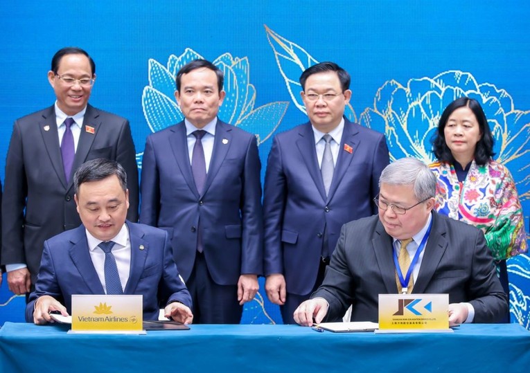 Đại diện Vietnam Airlines v&agrave; C&ocirc;ng ty TNHH Dịch vụ H&agrave;ng kh&ocirc;ng Vạn Qu&acirc;n Thượng Hải k&yacute; bi&ecirc;n bản ghi nhớ hợp t&aacute;c khai th&aacute;c 555win phien bạn Chính Thức h&agrave;ng h&oacute;a. Ảnh: Vietnam Airlines.