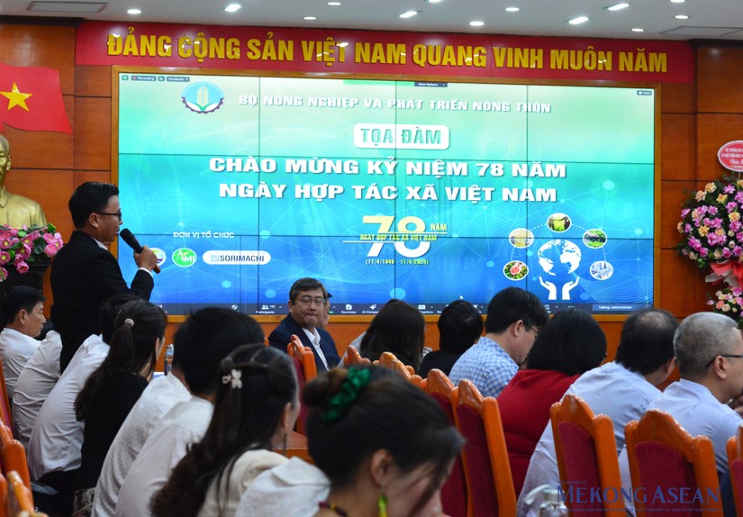 Đại diện một hợp t&aacute;c x&atilde; ph&aacute;t biểu tại tọa đ&agrave;m s&aacute;ng ng&agrave;y 10/4. Ảnh: L&ecirc; Hồng Nhung - 555win Login