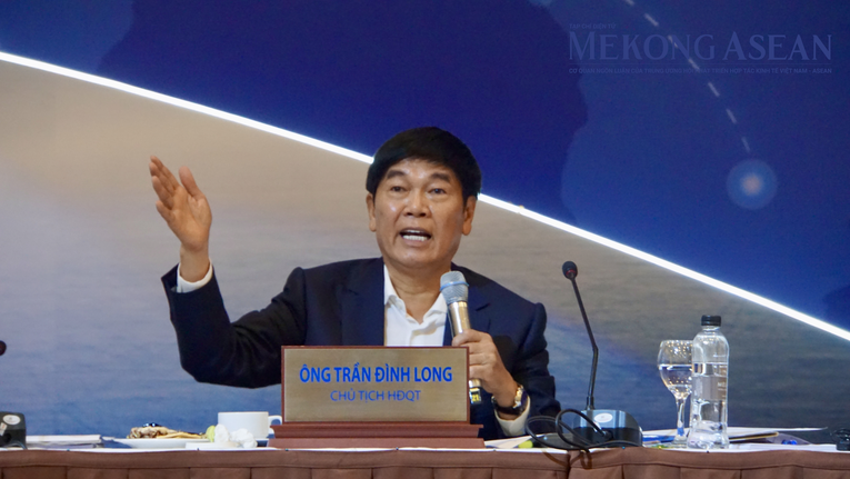 &Ocirc;ng Trần Đ&igrave;nh Long trả lời thẳng thắn c&aacute;c c&acirc;u hỏi của cổ đ&ocirc;ng.