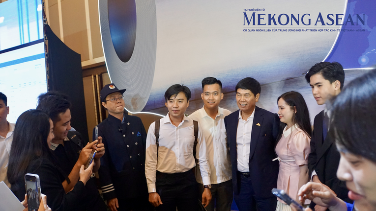 Tỷ ph&uacute; Trần Đ&igrave;nh Long chụp ảnh với cổ đ&ocirc;ng.