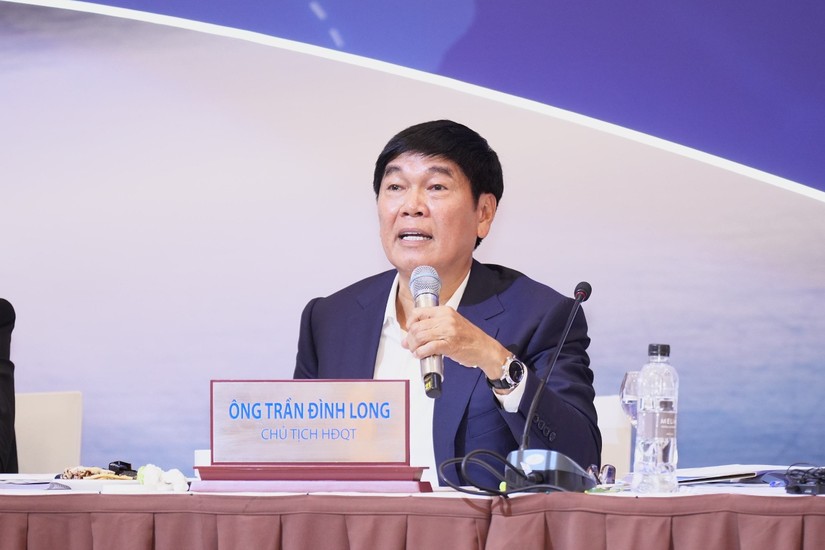Tỷ ph&uacute; Trần Đ&igrave;nh Long tại ĐHĐCĐ s&aacute;ng 11/4. Ảnh: HPG