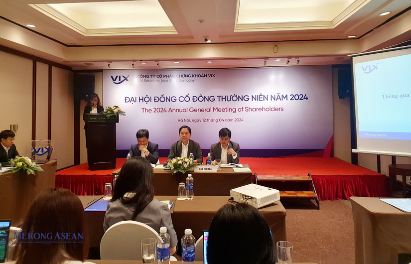Chủ tịch HĐQT Th&aacute;i Ho&agrave;ng Long (giữa) chủ tr&igrave; đại hội. Ảnh: Minh Phong - MekongASEAN