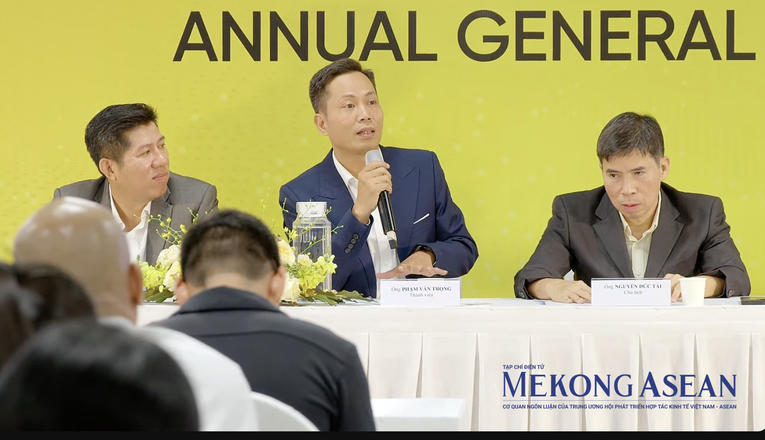 &Ocirc;ng Phạm Văn Trọng (giữa) điều h&agrave;nh B&aacute;ch ho&aacute; Xanh từ đầu năm 2023.