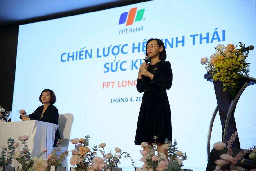 B&agrave; Nguyễn Bạch Điệp - Chủ tịch HĐQT FPT Retail chia sẻ với cổ đ&ocirc;ng.