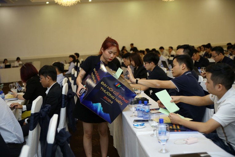 Cổ đ&ocirc;ng FRT bỏ phiếu th&ocirc;ng qua c&aacute;c tờ tr&igrave;nh.