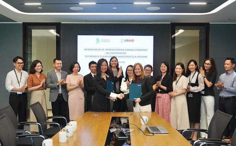 B&agrave; Aler Grubbs, Gi&aacute;m đốc USAID Việt Nam v&agrave; b&agrave; Nguyễn Th&uacute;y Hạnh, Ph&oacute; Tổng Gi&aacute;m đốc Ng&acirc;n h&agrave;ng Standard Chartered Việt Nam k&yacute; kết Bản ghi nhớ hợp t&aacute;c. Ảnh: Standard Chartered Việt Nam
