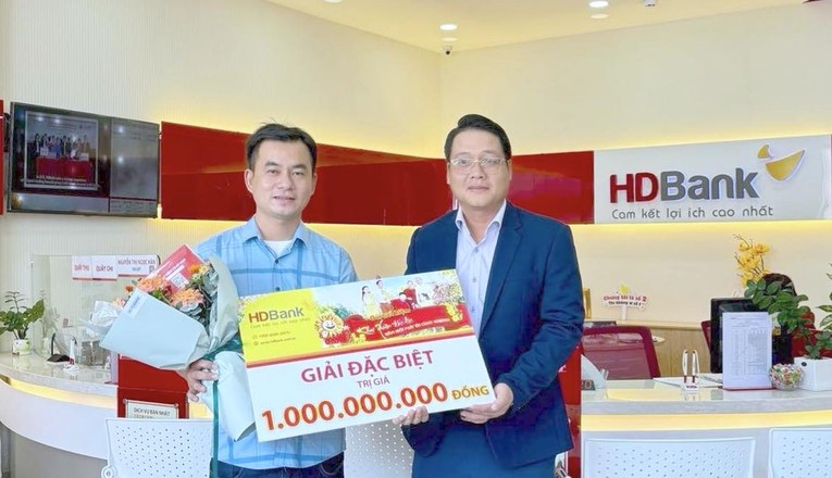 Kh&aacute;ch h&agrave;ng Dương Ho&agrave;ng Dinh nhận giải đặc biệt trị gi&aacute; 1 tỷ đồng.