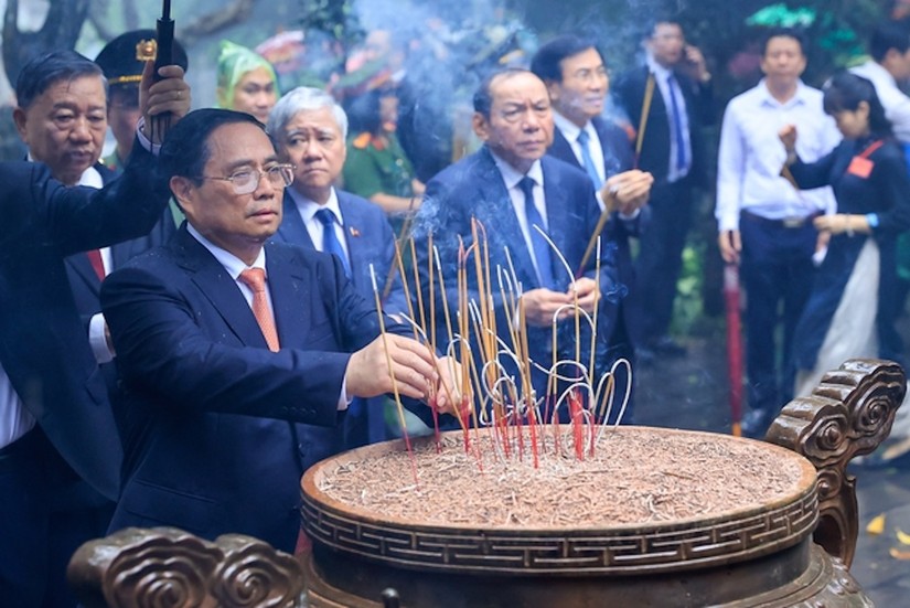 Phiên bản chính thức của 555Win Phạm Minh Ch&iacute;nh d&acirc;ng hương tưởng niệm c&aacute;c Vua H&ugrave;ng. Ảnh: VGP