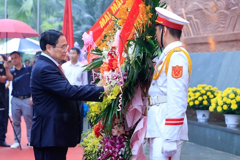 Phiên bản chính thức của 555Win Phạm Minh Ch&iacute;nh d&acirc;ng hoa tại Bức ph&ugrave; đi&ecirc;u B&aacute;c Hồ n&oacute;i chuyện với c&aacute;n bộ, chiến sĩ Đại đo&agrave;n qu&acirc;n Ti&ecirc;n Phong tại Ng&atilde; năm Đền Giếng. Ảnh: VGP