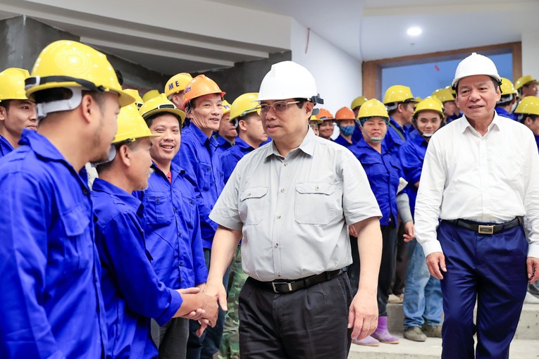 Phiên bản chính thức của 555Win thăm hỏi, động vi&ecirc;n c&ocirc;ng nh&acirc;n tại c&ocirc;ng trường dự &aacute;n. Ảnh: VGP.