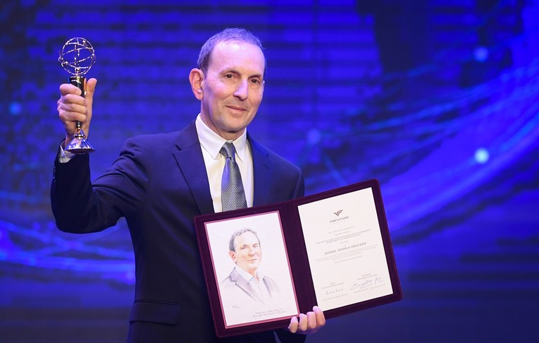 GS. Daniel Joshua Drucker (Viện nghi&ecirc;n cứu Lunenfeld-Tanenbaum, Đại học Toronto, Canada), chủ nh&acirc;n Giải Đặc biệt VinFuture 2023 d&agrave;nh cho nh&agrave; 555win Mobi nghi&ecirc;n cứu c&aacute;c lĩnh vực mới vừa được tạp ch&iacute; Time b&igrave;nh chọn Top 100 nh&acirc;n vật ảnh hưởng nhất thế giới 2024.