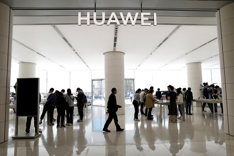 Kh&aacute;ch xếp h&agrave;ng chờ mua d&ograve;ng smartphone cao cấp Pura 70. Ảnh: Theo Reuters.