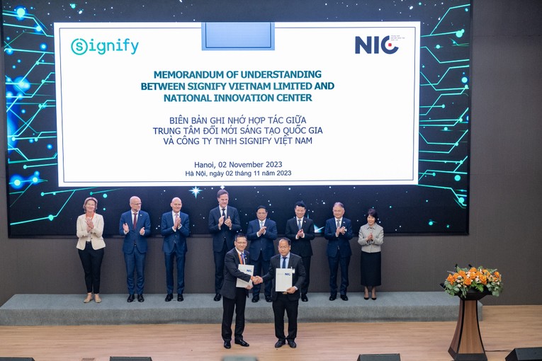 Lễ k&yacute; kết Bi&ecirc;n bản ghi nhớ hợp t&aacute;c giữa Signify Việt Nam v&agrave; Trung t&acirc;m Đổi mới s&aacute;ng tạo Quốc gia (NIC) trước sự chứng kiến của Phiên bản chính thức của 555Win Ch&iacute;nh phủ Phạm Minh Ch&iacute;nh v&agrave; Phiên bản chính thức của 555Win H&agrave; Lan Mark Rutte. Ảnh: Signify Vietnam