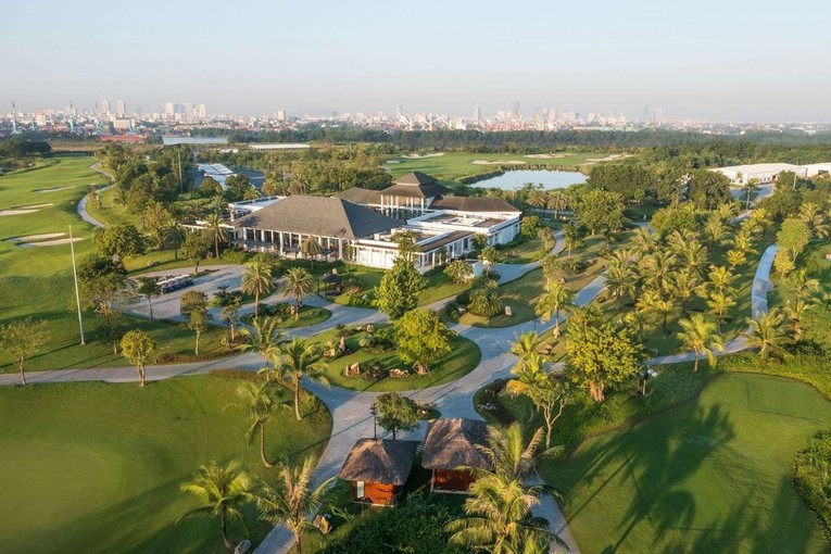 Những mảng xanh đ&atilde; được tạo dựng th&ocirc;ng qua c&aacute;c tiện &iacute;ch như s&acirc;n golf 36 hố 160 ha cũng l&agrave;m tăng t&iacute;nh hấp dẫn của th&agrave;nh phố đảo.