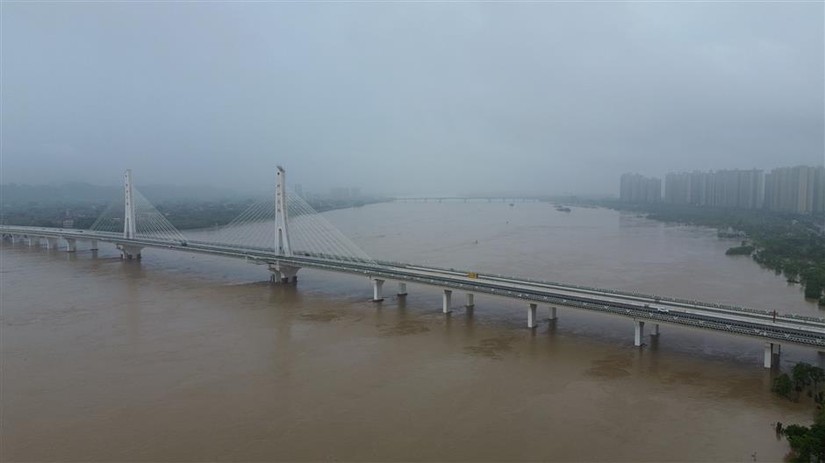 Mực nước s&ocirc;ng d&acirc;ng cao ở th&agrave;nh phố Thanh Viễn, tỉnh Quảng Đ&ocirc;ng, Trung Quốc, ng&agrave;y 21/4. Ảnh: Shanghai Daily