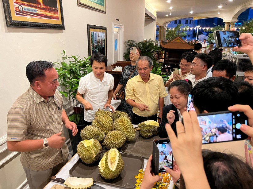 Bầu Đức giới thiệu sầu ri&ecirc;ng của HAGL tại buổi gặp gỡ nh&agrave; đầu tư năm 2023.