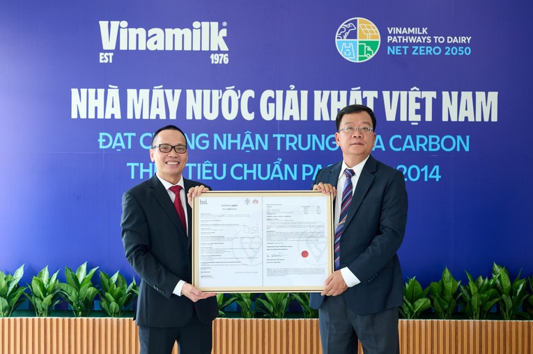 &Ocirc;ng L&ecirc; Duy&ecirc;n Anh, Tổng gi&aacute;m đốc BSI Việt Nam (b&ecirc;n tr&aacute;i) trao chứng nhận trung h&ograve;a carbon cho &ocirc;ng Nguyễn Thế H&ograve;a - Gi&aacute;m đốc Nh&agrave; m&aacute;y Nước giải kh&aacute;t Việt Nam (b&ecirc;n phải)