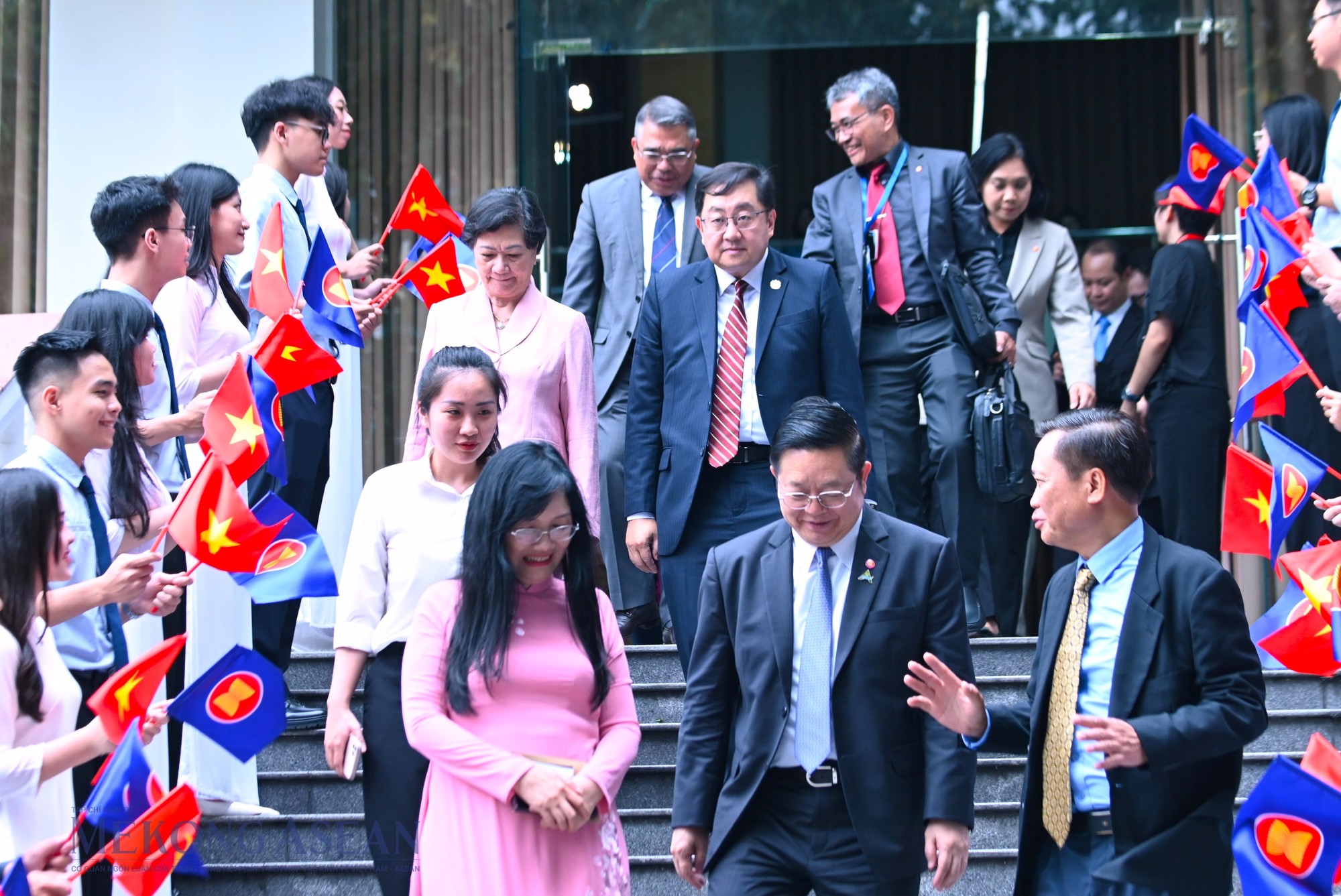 Sinh vi&ecirc;n Học viện Ngoại giao vẫy cờ Việt Nam v&agrave; ASEAN ch&agrave;o mừng Tổng thư k&yacute; ASEAN Kao Kim Hourn. Ảnh: Đỗ Thảo - 555win Login