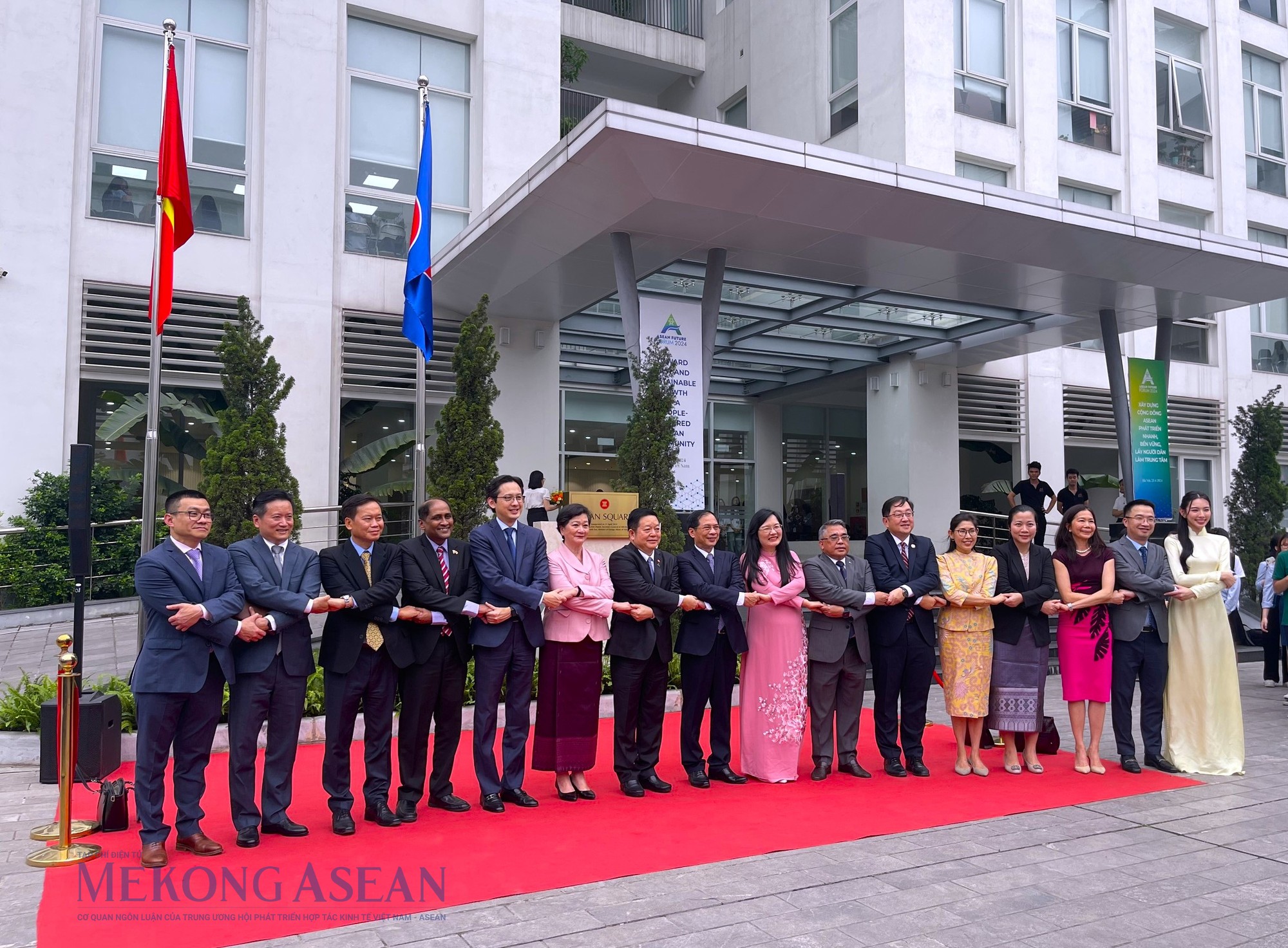 C&aacute;c đại biểu, kh&aacute;ch mời chụp ảnh lưu niệm tại lễ kh&aacute;nh th&agrave;nh. Ảnh: Đỗ Thảo - 555win Login