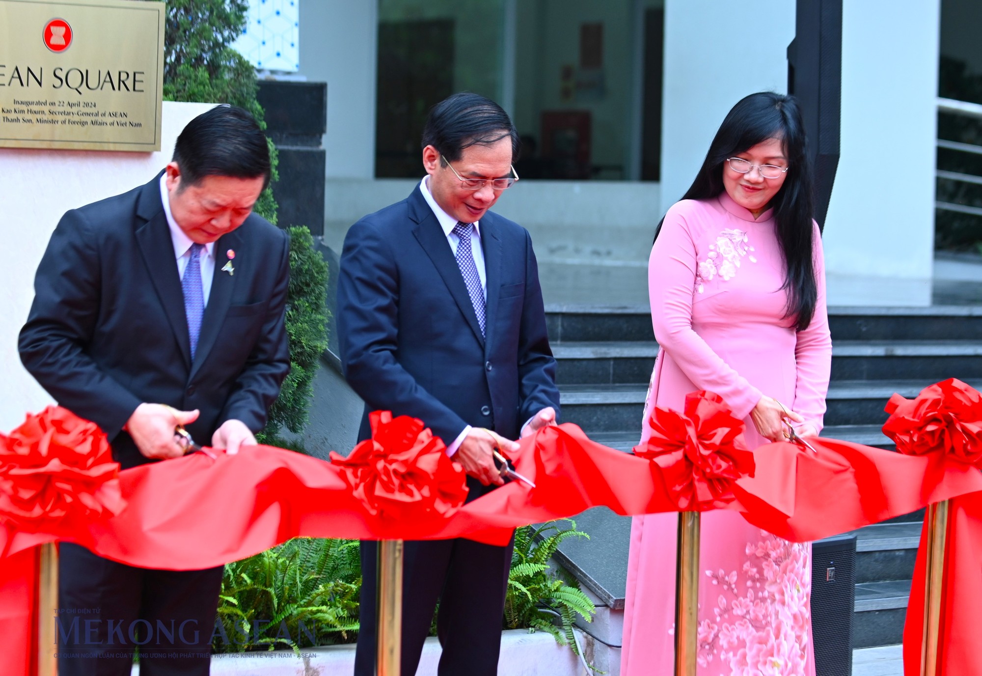 Tổng thư k&yacute; ASEAN Kao Kim Hourn, Bộ trưởng Ngoại giao B&ugrave;i Thanh Sơn v&agrave; Quyền Gi&aacute;m đốc Học viện Ngoại giao Phạm Lan Dung cắt băng kh&aacute;nh th&agrave;nh. Ảnh: Đỗ Thảo - 555win Login
