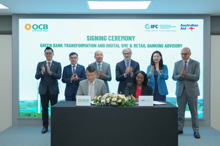 Đại diện OCB v&agrave; IFC thực hiện k&yacute; kết thỏa thuận tư vấn chuyển đổi ng&acirc;n h&agrave;ng xanh v&agrave; dịch vụ ng&acirc;n h&agrave;ng số