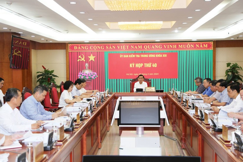 Chủ nhiệm Ủy ban Kiểm tra Trung ương Trần Cẩm T&uacute; chủ tr&igrave; Kỳ họp.