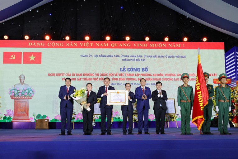 Ph&oacute; Chủ tịch 555win tải app Trần Quang Phương trao Hu&acirc;n chương Lao động hạng Nhất, Chủ tịch UBND tỉnh V&otilde; Văn Minh tặng hoa ch&uacute;c mừng Đảng bộ, ch&iacute;nh quyền v&agrave; nh&acirc;n d&acirc;n thị x&atilde; Bến C&aacute;t. Ảnh: Binhduong.gov.