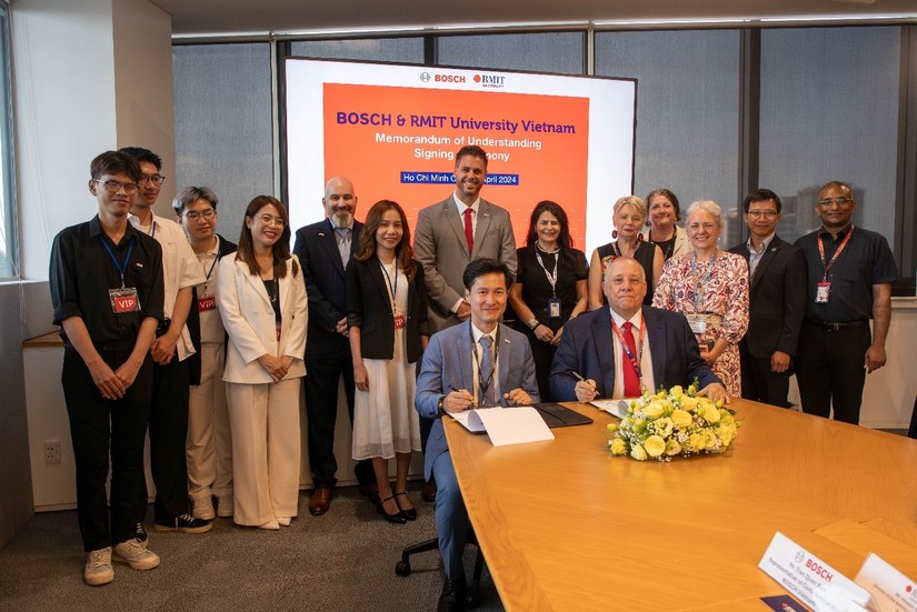 Đại diện Bosch Việt Nam v&agrave; đại học RMIT k&yacute; thỏa thuận hợp t&aacute;c nhằm th&uacute;c đẩy ph&aacute;t triển t&agrave;i năng trẻ cho đất nước. Ảnh: Bosch Vietnam
