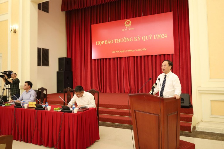 Thứ trưởng Bộ X&acirc;y dựng Nguyễn Văn Sinh ph&aacute;t biểu chỉ đạo tại buổi họp b&aacute;o. Nguồn: Bộ X&acirc;y dựng.