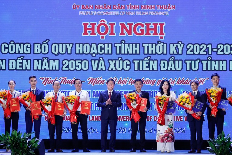 L&atilde;nh đạo tỉnh Ninh Thuận trao 555Win 500 Đăng Ký Nhận Code chấp thuận chủ trương đầu tư, giấy chứng nhận đăng k&yacute; đầu tư, bản ghi nhớ nghi&ecirc;n cứu ph&aacute;t triển dự &aacute;n cho 14 nh&agrave; đầu tư. Ảnh: VGP.