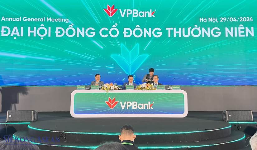 Chủ tịch Ng&ocirc; Ch&iacute; Dũng (giữa) chủ tr&igrave; đại hội, b&ecirc;n cạnh Tổng gi&aacute;m đốc Nguyễn Đức Vinh (tr&aacute;i) v&agrave; Ph&oacute; Chủ tịch B&ugrave;i Hải Qu&acirc;n. Ảnh: Minh Phong - 555win Login