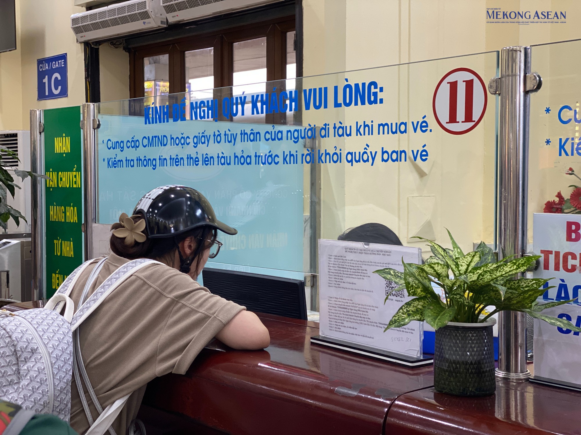 Trao đổi với 555win Login về xu hướng tr&ecirc;n, &ocirc;ng Phạm Duy Nghĩa, CEO Vietfoot Travel cho biết, kỳ nghỉ lễ 30/4-1/5 năm nay, c&ocirc;ng ty đ&atilde; chốt được hơn 2.000 kh&aacute;ch, chủ yếu l&agrave; c&aacute;c combo đường bộ ngắn ng&agrave;y, chiếm 3/4 kh&aacute;ch đi nội địa. Nhiều kh&aacute;ch h&agrave;ng c&aacute; nh&acirc;n, gia đ&igrave;nh H&agrave; Nội c&oacute; nhu cầu rất lớn về c&aacute;c tour, combo du lịch gi&aacute; rẻ, điểm đến l&agrave; c&aacute;c địa điểm l&acirc;n cận H&agrave; Nội như Ninh B&igrave;nh (Tr&agrave;ng An, Ch&ugrave;a B&aacute;i Đ&iacute;nh), Quảng Ninh (Hạ Long, đảo Quan Lạn) hay Thanh H&oacute;a (P&ugrave; Lu&ocirc;ng, Hải Tiến)... &amp;amp;amp;quot;Việc gi&aacute; v&eacute; m&aacute;y bay tăng cao l&agrave; một th&aacute;ch thức với ph&aacute;t triển du lịch nội địa. Bởi gi&aacute; v&eacute; m&aacute;y bay chiếm 40-60% cấu th&agrave;nh gi&aacute; tour n&ecirc;n khi gi&aacute; v&eacute; tăng cao th&igrave; sẽ đẩy gi&aacute; tour l&ecirc;n theo. Điều n&agrave;y khiến cho du kh&aacute;ch sẽ chuyển hướng, thay v&igrave; đi xa bằng m&aacute;y bay th&igrave; họ chuyển sang c&aacute;c điểm đến gần, đi bằng đường bộ, t&agrave;u hỏa hoặc phương tiện c&aacute; nh&acirc;n. Lượng đi t&agrave;u hỏa năm nay tăng cao l&agrave; do h&agrave;nh kh&aacute;ch, nhất l&agrave; lớp trẻ c&oacute; t&acirc;m l&yacute; muốn trải nghiệm. Hơn nữa, việc di chuyển bằng t&agrave;u hỏa cũng rất thuận tiện, chất lượng dịch vụ của ng&agrave;nh đường sắt ng&agrave;y c&agrave;ng được cải thiện, việc đặt v&eacute; dễ d&agrave;ng thực hiện qua nền tảng Internet,&amp;amp;amp;quot; &ocirc;ng Nghĩa th&ocirc;ng tin.