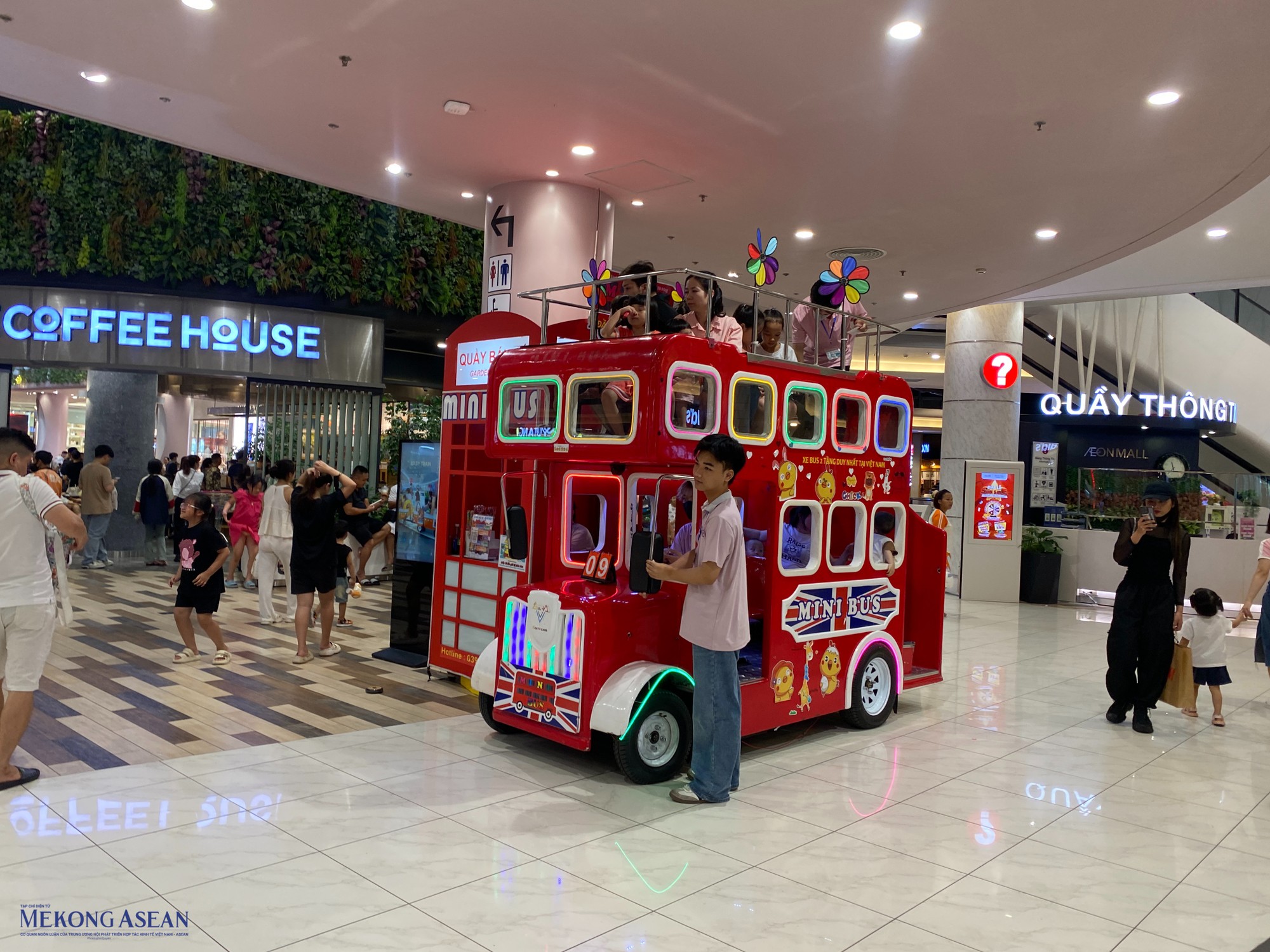&Ocirc; t&ocirc; bus điện tham quan trung t&acirc;m 555win phien bạn Chính Thức thu h&uacute;t c&aacute;c kh&aacute;ch nh&iacute;.