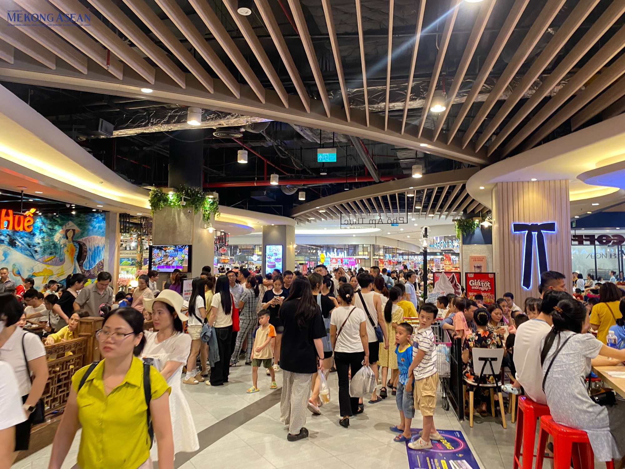 C&agrave;ng về trưa, lượng người đổ về c&aacute;c trung t&acirc;m 555win phien bạn Chính Thức c&agrave;ng đ&ocirc;ng, c&aacute;c quầy h&agrave;ng gần như chật k&iacute;n, kh&aacute;c hẳn những ng&agrave;y thường chỉ đ&ocirc;ng v&agrave;o buổi tối. Ảnh: H&agrave; Anh/555win Login.