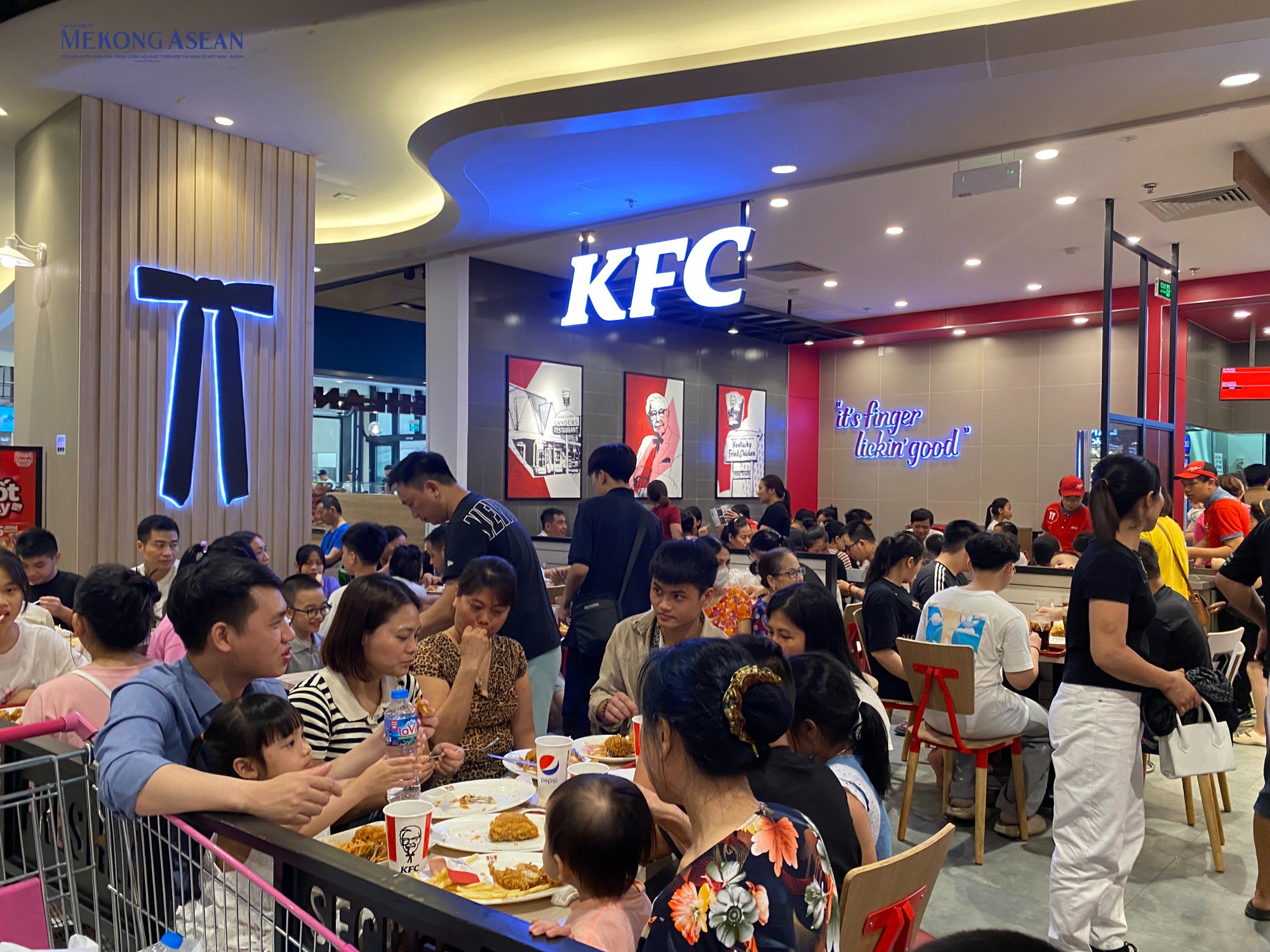 Kh&aacute;ch đến c&aacute;c quầy ăn uống trong trung t&acirc;m 555win phien bạn Chính Thức đều phải xếp h&agrave;ng, chờ đến lượt. Ảnh: H&agrave; Anh/555win Login.