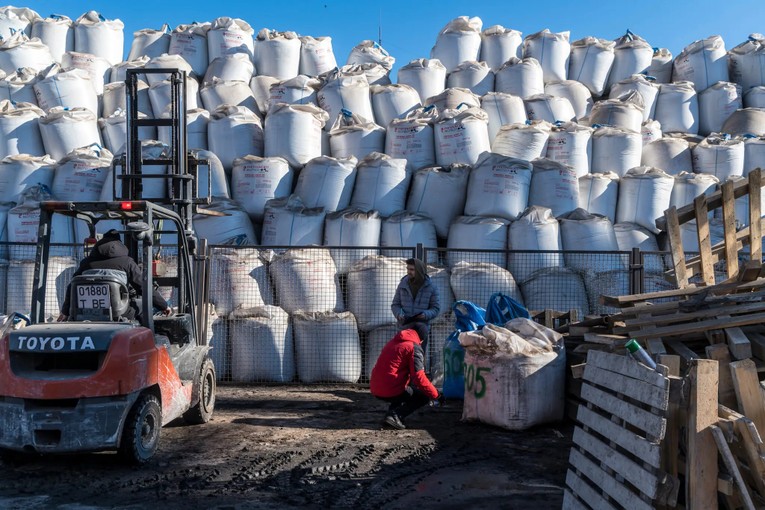 Những bao ph&acirc;n b&oacute;n tại cảng ở Mykolaiv, Ukraine. Ảnh: NYT