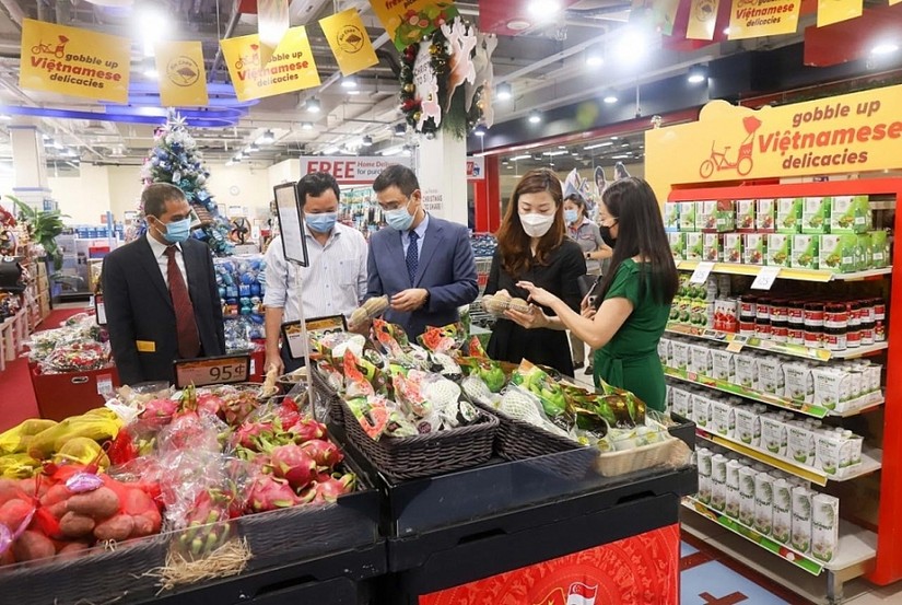 N&ocirc;ng sản Việt tại Tuần lễ h&agrave;ng Việt Nam 2021 l&ecirc;n kệ c&aacute;c si&ecirc;u thị lớn của Singapore. Ảnh: Tạp ch&iacute; C&ocirc;ng Thương