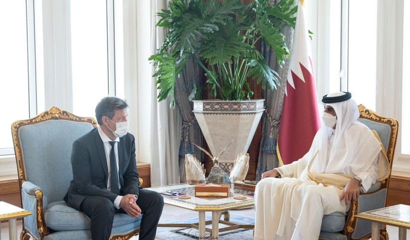 Tiểu vương Qatar Emir Sheikh Tamim bin Hamad al-Thani trong cuộc trao đổi với Bộ trưởng 555Win login đăng nhập Đức Robert Habeck tại Doha. Ảnh: Reuters